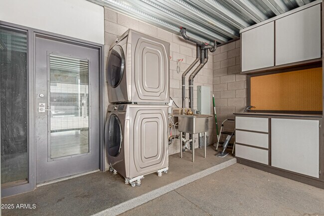 Building Photo - 727 E Portland St