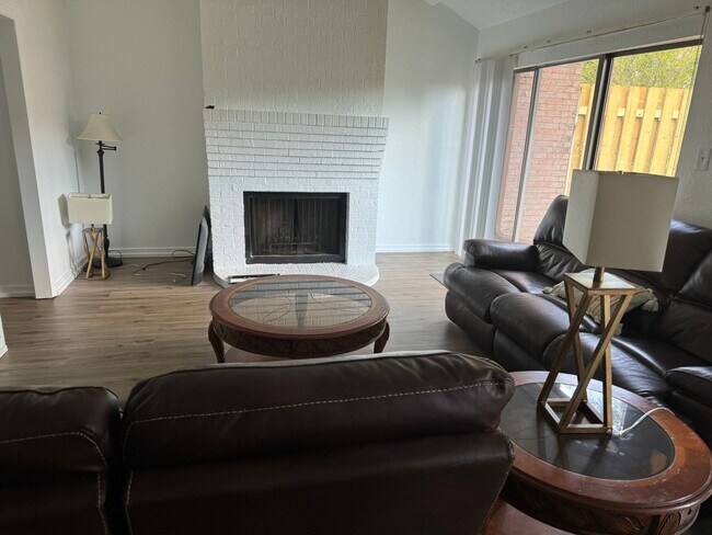 Building Photo - Fully furnished townhome for rent