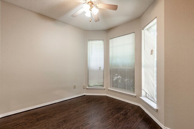 Building Photo - Adorable 3-2-2 in Cedar Hill!