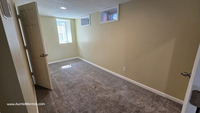 Building Photo - Utilities inclued - Quiet studio move-in r...