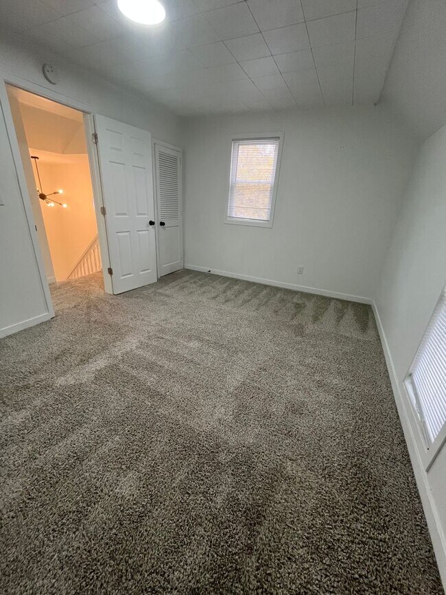 Building Photo - 4 Bed/1.5 Bath Rental Home in Central Sioux Falls!