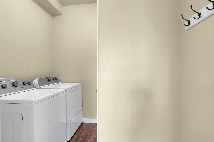 Building Photo - Open Concept Townhome in Excellent Conditi...