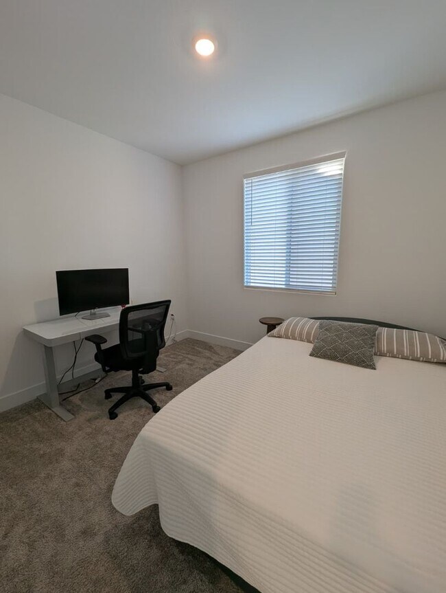 Building Photo - Beautiful and Spacious 4BR 3BA Home in Roseville