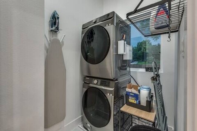 Building Photo - Stunning 3BR  3.5 Bath Townhome in Dallas