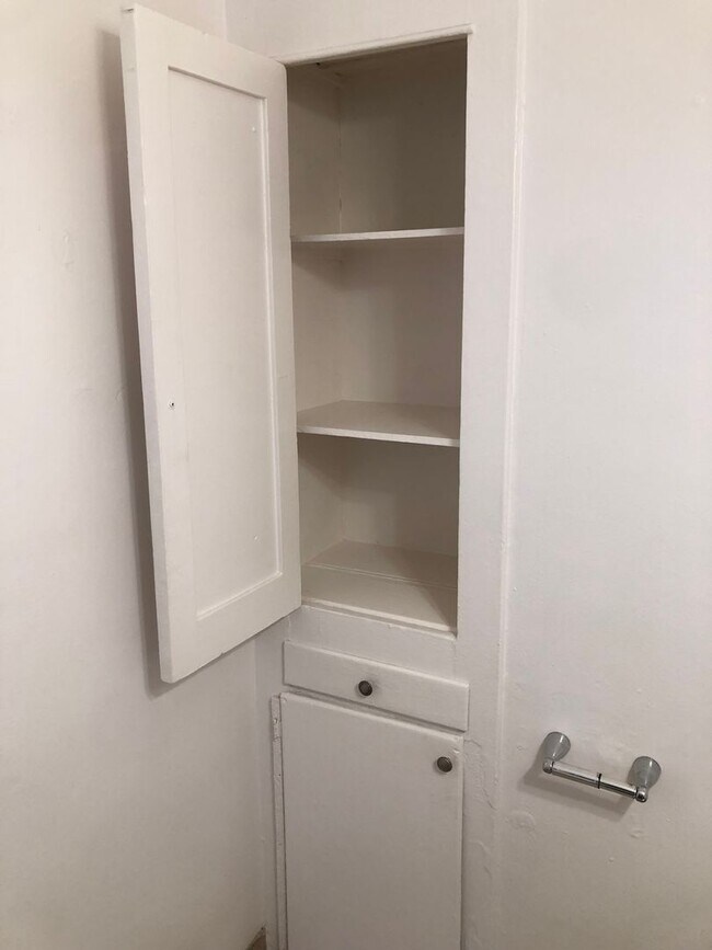 Building Photo - Lovely Studio Ready to Become a Home