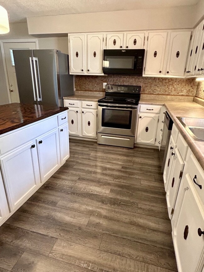 Building Photo - 825 David Ln