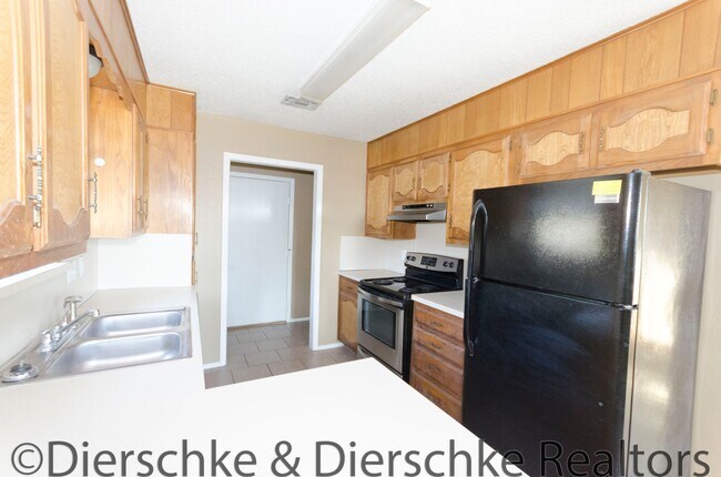 Building Photo - SPACIOUS 3 Bedroom 2 Bath Family home in e...