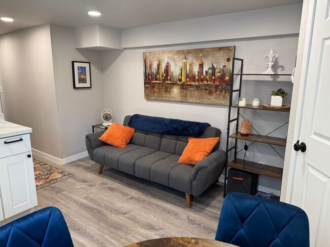 Building Photo - Fully Furnished 1-Bedroom Apartment – Private Entry – Sellwood