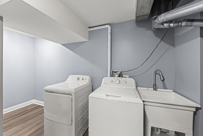 Building Photo - 905 Thorn Creek Dr