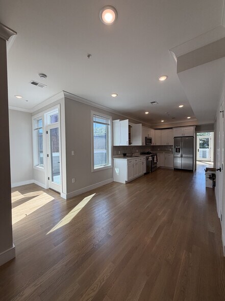 Primary Photo - 104 Warren St