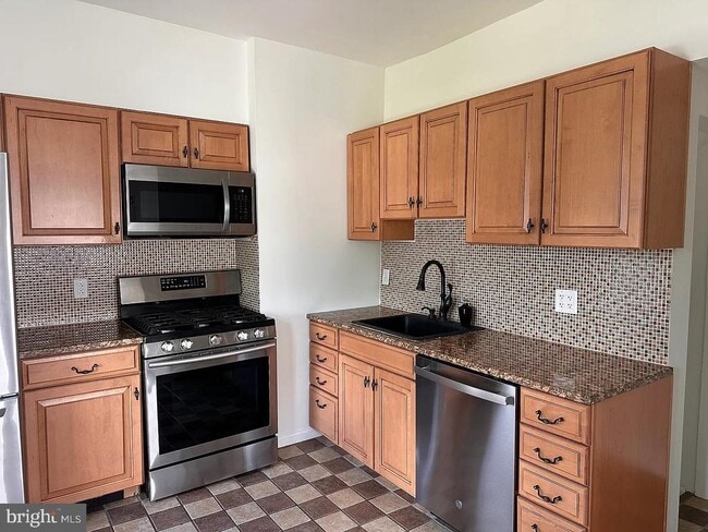 Building Photo - 229 Iona Ave