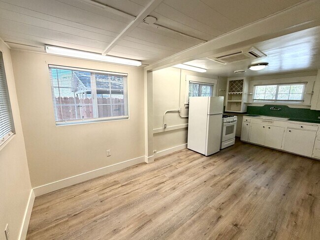 Building Photo - 1273 N College Ave