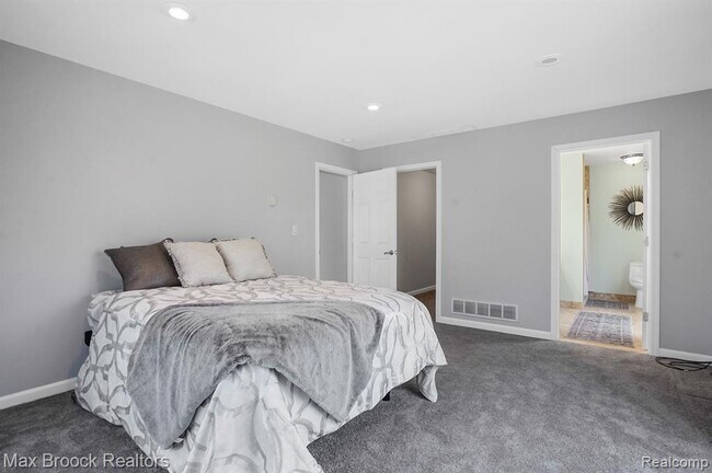 Building Photo - 2905 W Hickory Grove Rd