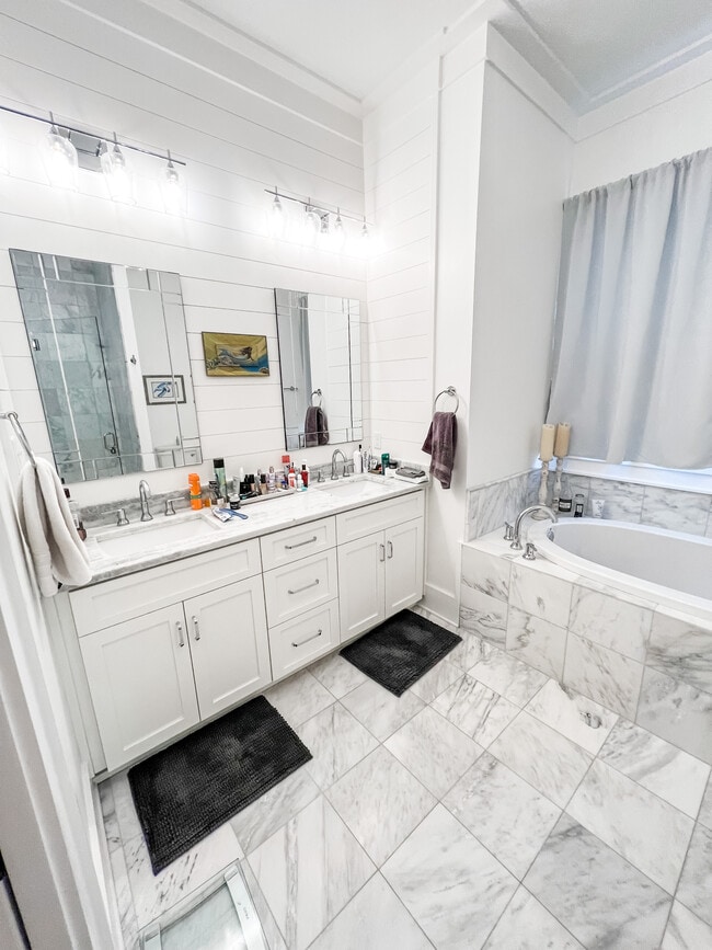 Building Photo - 764 E 2nd St