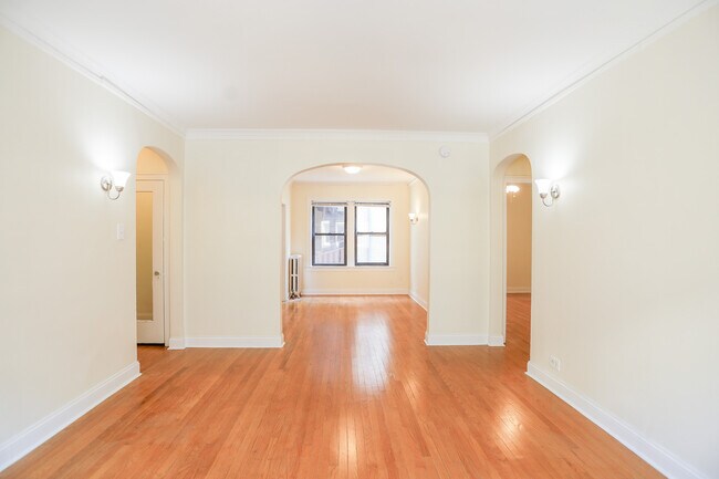Building Photo - 2408 W Lunt Ave