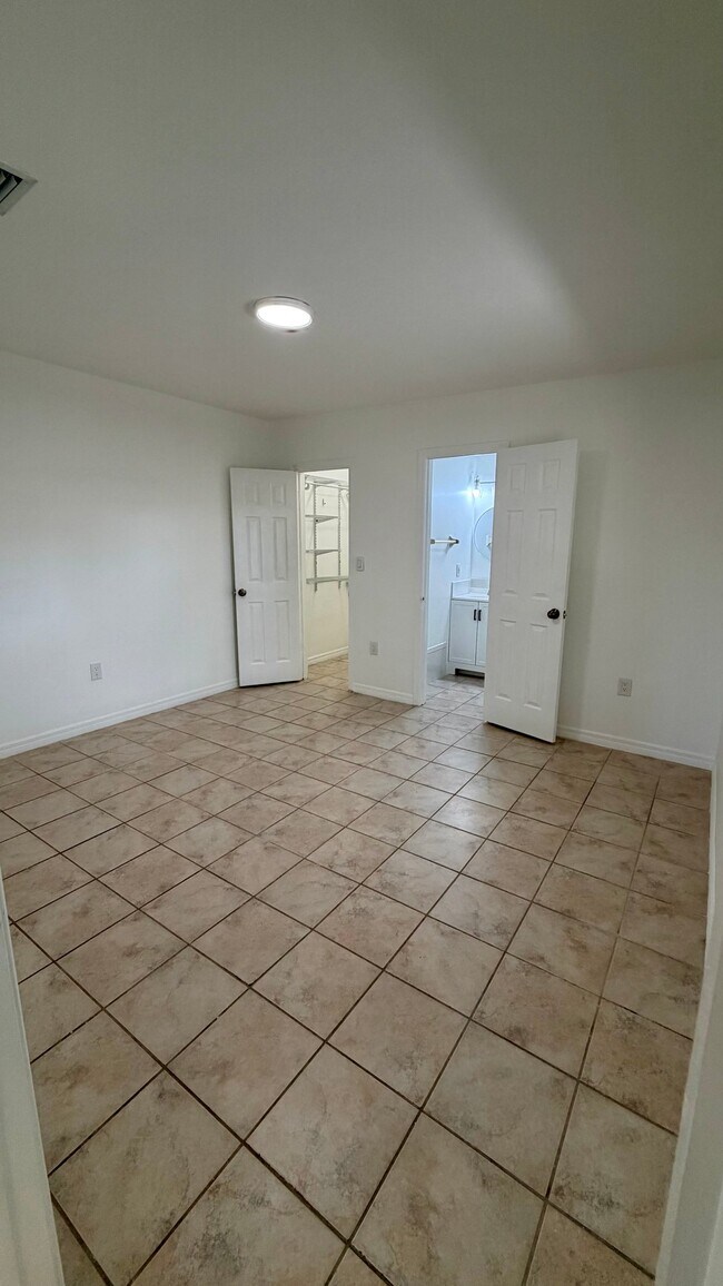 Building Photo - 2712 SW 118th Ct