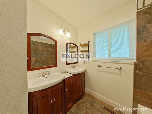 Building Photo - 673 Shooks Ln