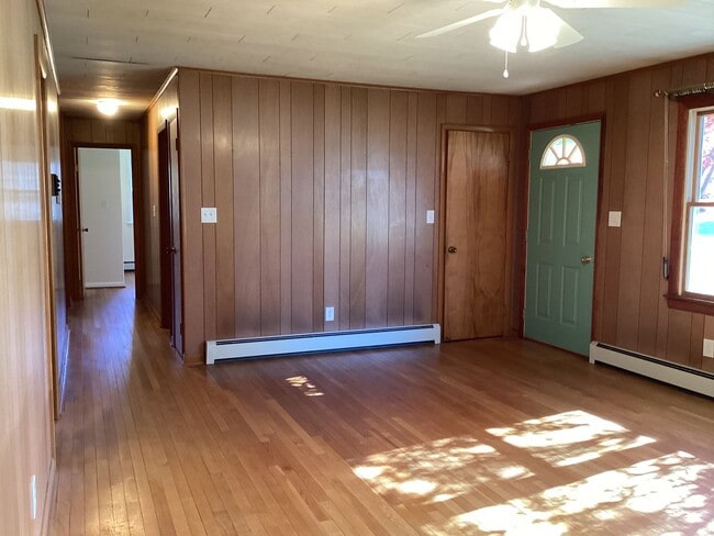 Building Photo - Roomy Rancher in Blue Ridge Summit