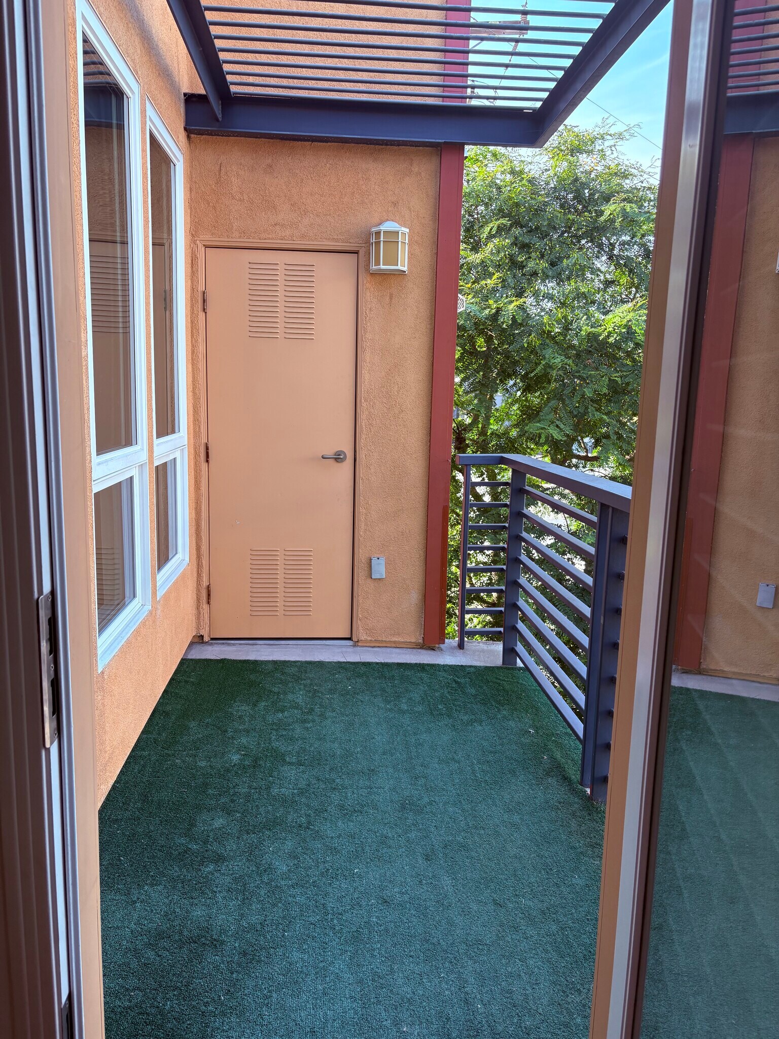Balcony with turf - 4050 Glencoe Ave