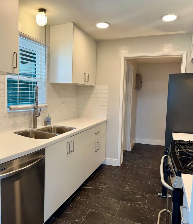 Building Photo - OPEN HOUSE 3/28 - Charming Single Family Home