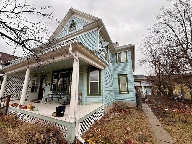 Building Photo - 612 S 4th St W