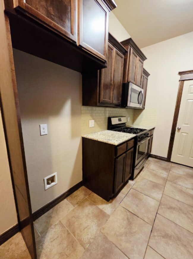 Building Photo - 1ST MONTH RENT FREE!!