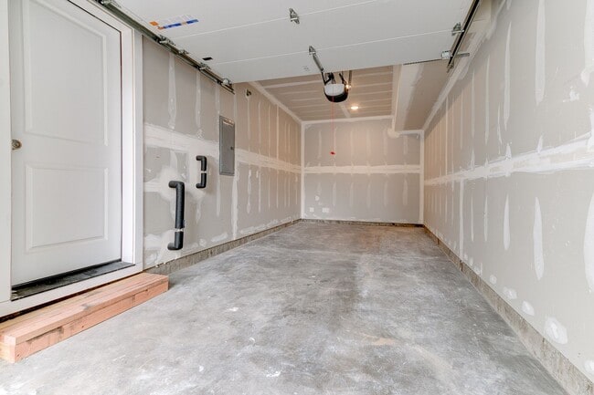 Building Photo - HOLIDAY RENT CONCESSION WITH APPROVED APPL...