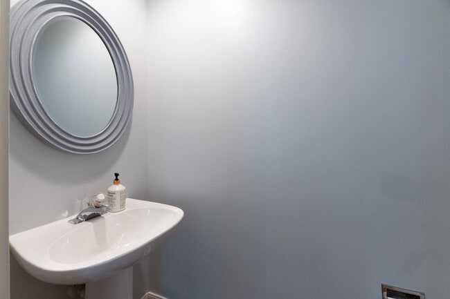 Building Photo - 340 Jacaranda Dr