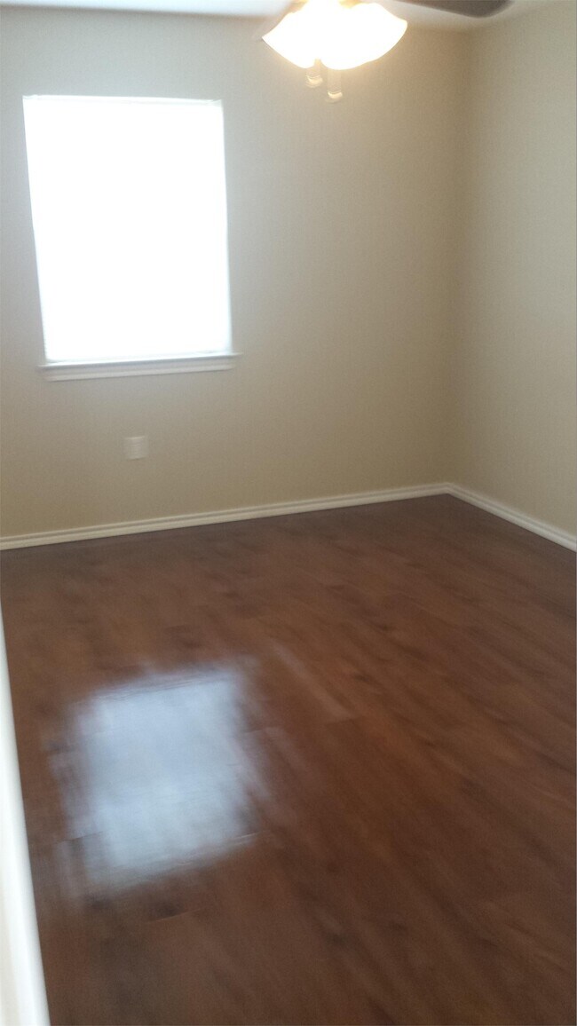 Building Photo - 308 N Cleburne Whitney Rd