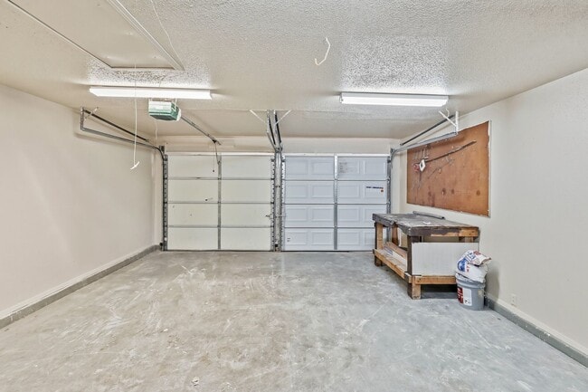 Building Photo - Three Bedroom Home with Bonus Room