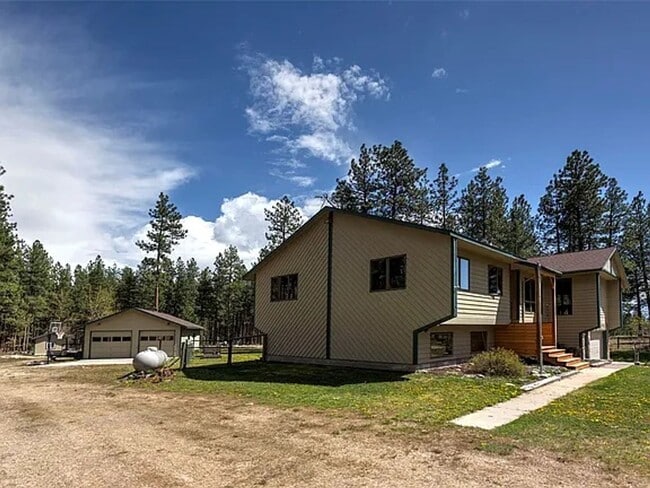 Building Photo - Beautiful spacious 3 bed, 3 bath home situated on 2.53 private acres in Stevensville.