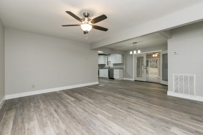 Building Photo - Beautiful Donelson Home in Great Location ...