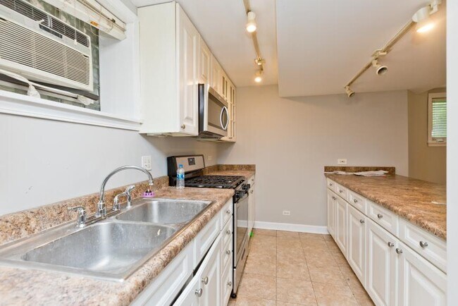 Building Photo - 2 bedroom in Chicago IL 60640