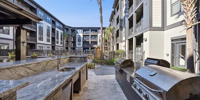 Building Photo - 776 N Orange Ave