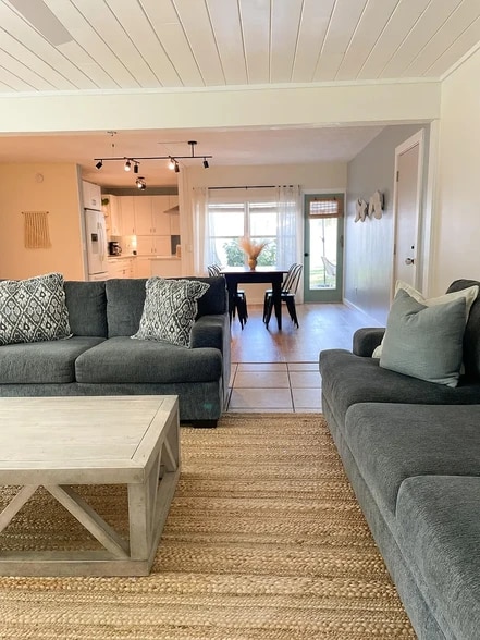 Building Photo - 2441 Granada Ave