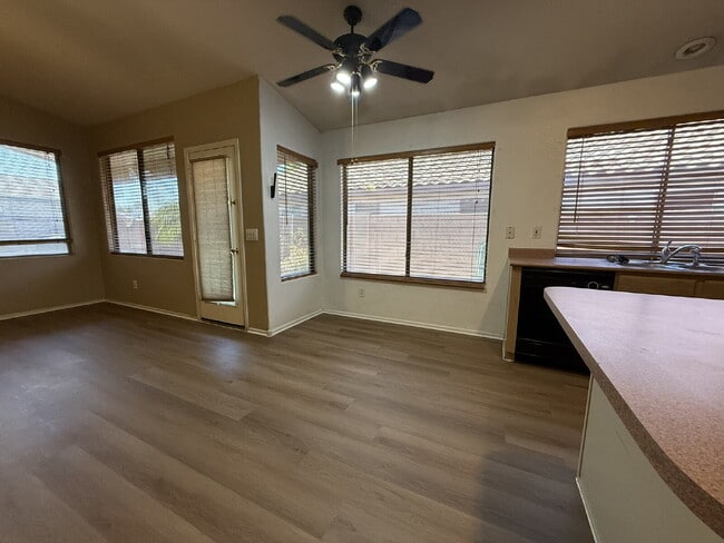 Building Photo - "Charming 3-Bed, 2-Bath in the beautiful Crystal Gardens Lake Community  – Your Perfect Home Awai...