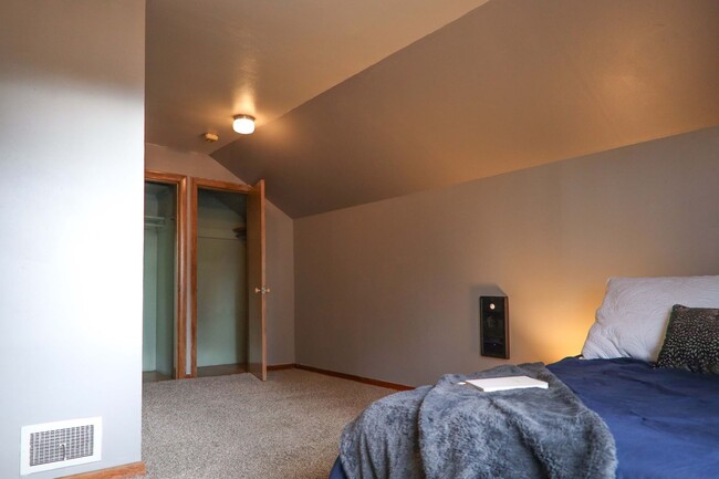 Building Photo - Cute One Bedroom/ One Bath Upstairs Unit.