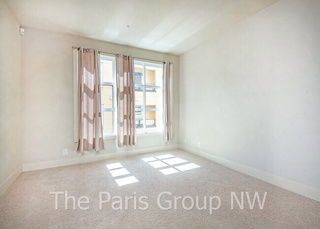 Building Photo - Gorgeous Green Lake Condo * 1 Block to Park Entrance, Onsite Retail, Garage Pkg, EZ Commute!
