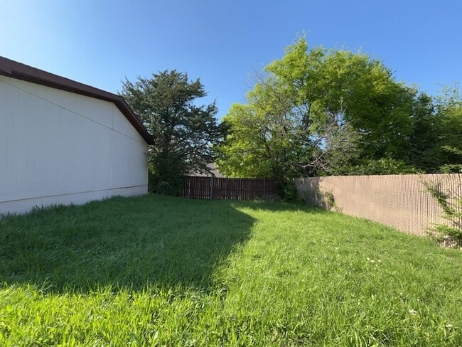 Building Photo - 2511 Kavasar Dr