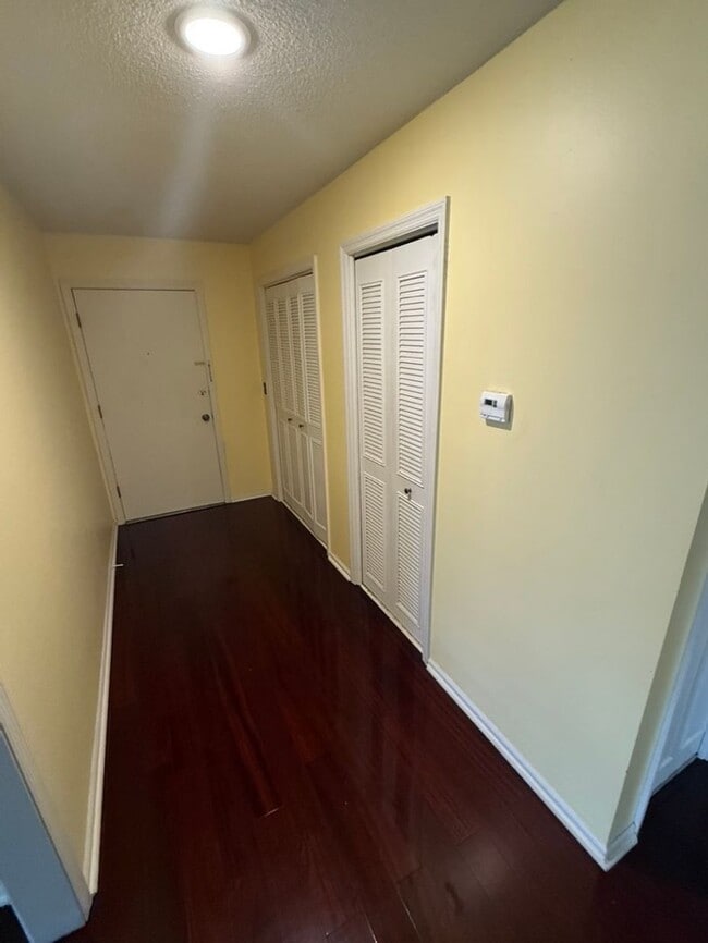 Building Photo - Fantastic Centrally Located Condo