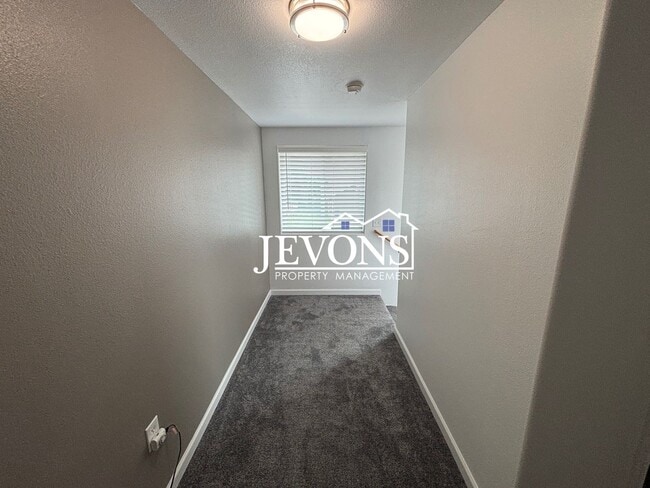 Building Photo - $500 Rent Credit - Charming 4-bedroom home with laundry and full kitchen, located near WA-17 and ...