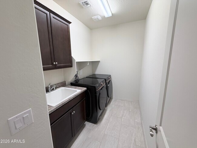 Building Photo - 2030 W Sierra Sunset Trail