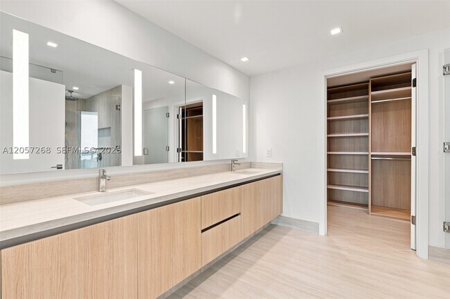 Building Photo - 2411 Laguna Cir