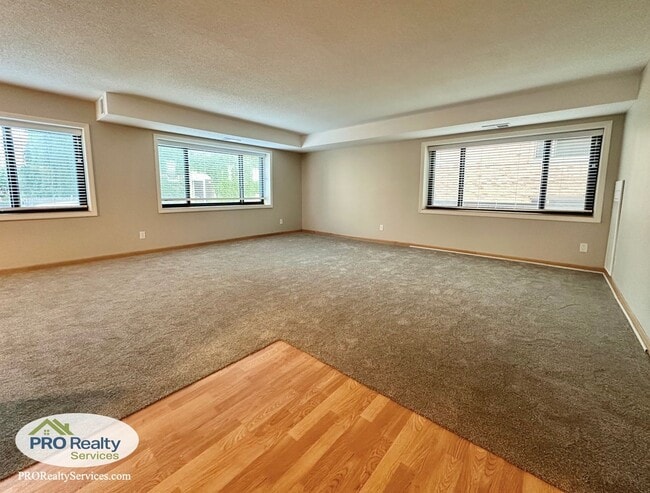 Building Photo - Updated 1 Bedroom Condo