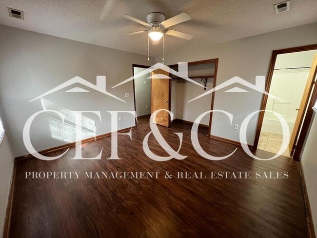 Building Photo - Spacious 2 bedroom now available in Spartanburg!