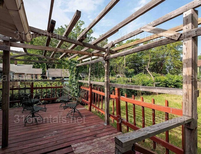 Building Photo - $915 - 2 bedroom / 1 bathroom - Single Fam...