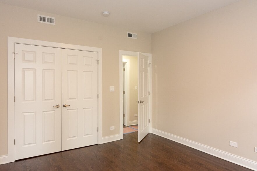 Building Photo - 2228 N Sawyer Ave