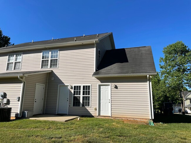 Building Photo - Two Bedroom Townhouse in Sherrills Ford wi...