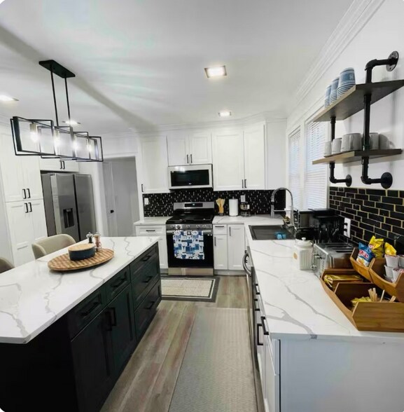 Building Photo - 14 Roosevelt Ave