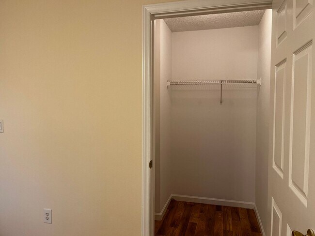 Building Photo - Town home located in Greenville